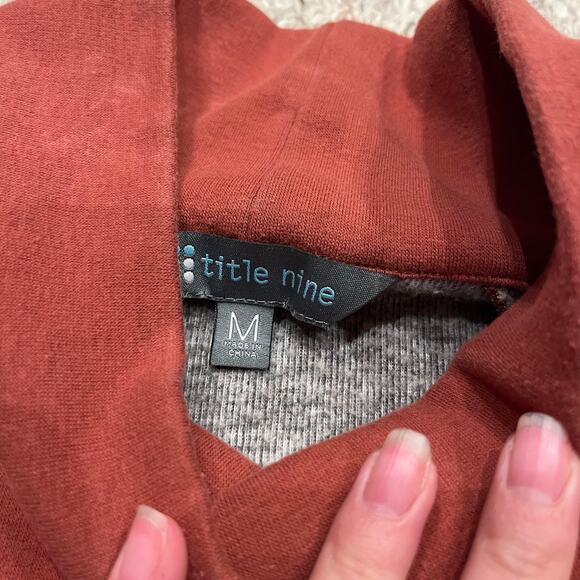 Title Nine Women's Most Wanted Pullover Sweatshirt Sz M Red Mock Neck Gorpcore - Picture 3 of 8